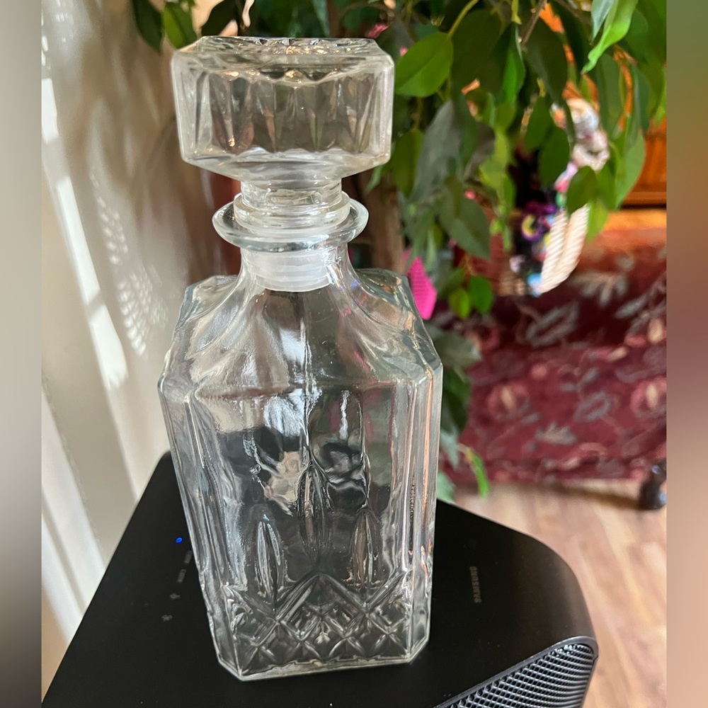 Vintage Glass Decanter with Stopper – Elegant Cut Glass Design